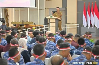 Wakil Gubernur Sumatera Barat (Wagub Sumbar), Vasko Ruseimy berbicara di hadapan ratusan Perwira Siswa Sekolah Staf dan Komando Angkatan Udara (Pasis Sesko AU) Angkatan 62 di Auditorium Istana Gubernuran, Senin (24/02/2025). Foto: Birio Adpim Sumbar