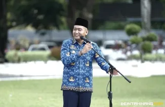 Wagub Sumbar Audy Joinaldy ketika berpamitan dengan jajarannya di lingkup Pemprov Sumbar, di sela gelaran apel rutin di Halaman Kantor Gubernur Sumbar, Senin (17/02/2025). Foto: Biro Adpim Sumbar