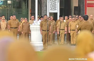 Wakil Gubernur Sumatera Barat (Wagub Sumbar), Vasko Ruseimy, untuk pertama kalinya memimpin apel di Halaman Kantor Gubernur Sumbar, Senin (24/02/2025). Foto: Biro Adpim Sumbar