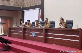 Wawako Elzadaswarkan pimpin Rakor yang digelar di Aula Ngalau Indah, Kantor Wali Kota Payakumbuh, Senin (24/2/2025),