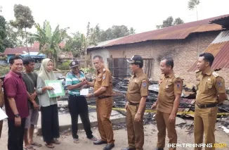 Wakil Wali Kota Payakumbuh, Elzadaswarman, menyerahkan bantuan bagi korban kebakaran yang terjadi di Jalan Pacuan, Kelurahan Koto Kociak Kubu Tapak Rajo (K3TR) pada Senin (24/2/2025) sore.