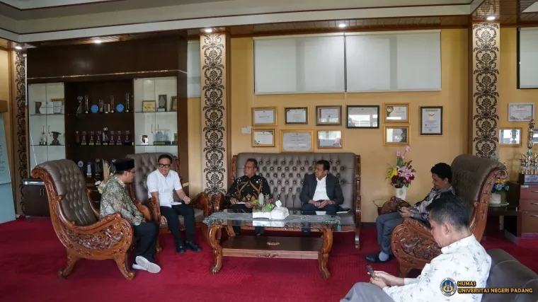 Rektor UNP Krismadinata ketika menerima Bupati Kabupaten Kepulauan Mentawai Dr. Rinto Wardana, SH dan Asisten II Pemkab Mentawai Lahmuddin Siregar di UNP, Kamis (28/3/2025) di Ruang Rektor UNP Kampus Air Tawar Padang.  Foto: Humas UNP