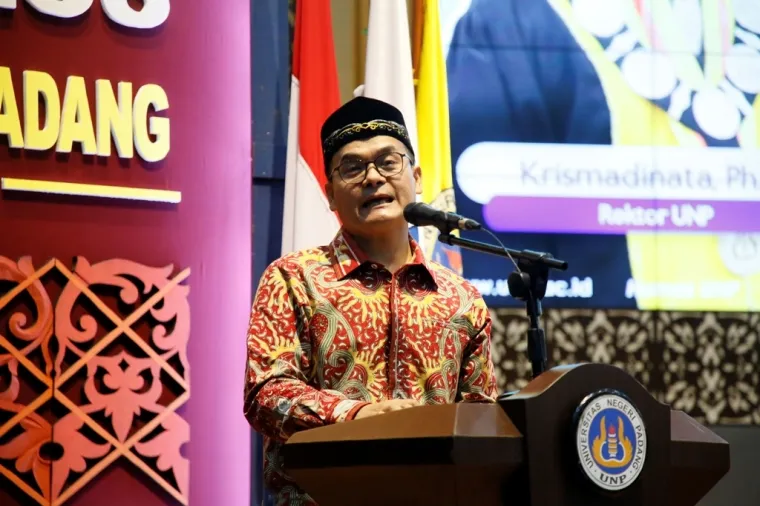 Direktur Jenderal Pendidikan Vokasi, Pendidikan Khusus, dan Pendidikan Layanan Khusus (Dirjen Pendidikan Vokasi PKPLK) Kementerian Pendidikan Dasar dan Menengah (Kemdikdasmen) Republik Indonesia, Tatang Muttaqin, S.Sos, M.Ed., Ph.D.ketika Orasi Ilmiah pad