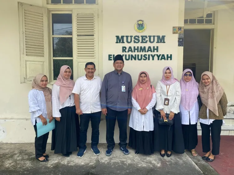 Dinas Perpustakaan dan Kearsipan (DPK) Kota Padang Panjang ketika melaksanakan konsultasi dan koordinasi penelusuran naskah kuno di empat lokasi berbeda di wilayah Kota Padang Panjang. Foto: Kominfo Padang Panjang