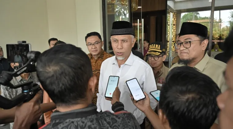 Gubernur Mahyeldi menjelasakan kepada wartawan usai menerima laporan kesiapsiagaan potensi bencana geohidrometeorologi dari BMKG Sumbar di Padang, Kamis (20/3/2025). Foto:Dikominfotik Sumnbar