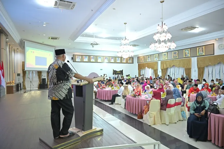 Gubernur Sumatera Barat (Sumbar), Mahyeldi Ansharullah, saat Syukuran dan Berbuka Bersama Kerukunan Keluarga Luak Agam (KKLA) di Auditorium Istana Gubernuran, Jumat (07/03/2025). Foto: Adpim Sumbar