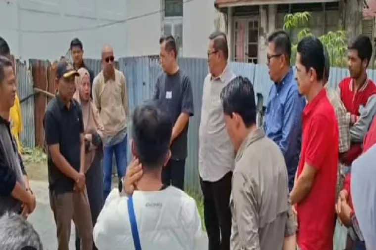 Sebelum mengizinkan, Wako Bukittinggi Ramlan Nurmatias meninjau lokasi pasar Pabukoan di kawasan Stasiun, minggu (2/3).