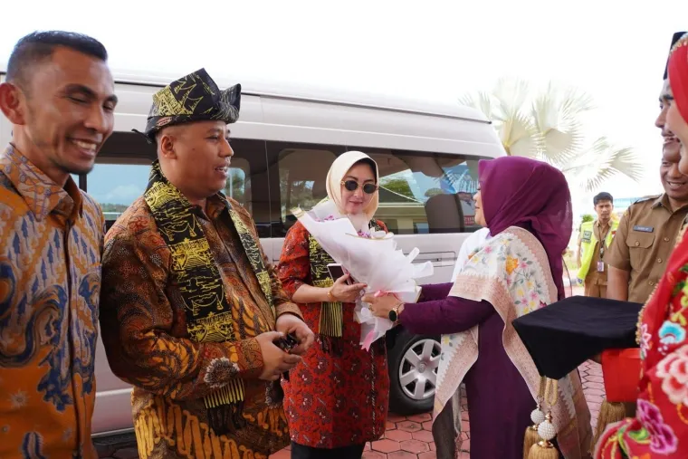 Suasana penyambutan kedatangan Wako Hendri oleh Wawako Allex, Senin (3/3/2025) di Bandara Internasional Minangkabau (BIM). Foto: Kominfo Padang Panjang
