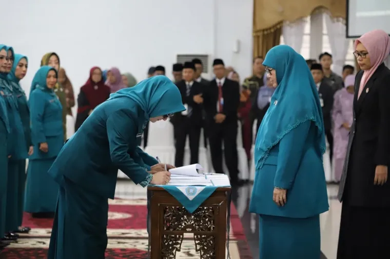 Ketua Tim Penggerak PKK Provinsi Sumatera Barat, Harneli Mahyeldi secara resmi melantik dan mengukuhkan Maria Feronika Hendri Arnis sebagai Ketua TP PKK sekaligus Ketua Tim Pembina Posyandu Kota Padang Panjang di Auditorium Gubernuran Sumbar, Kamis (6/3/2