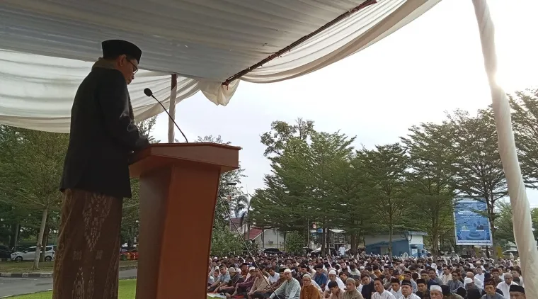 Pelaksanaan salat Idulfitri bertempat di halaman Rektorat Kampus UNP Air Tawar Padang pada Senin (31/3).  Foto dokumentasi ET.