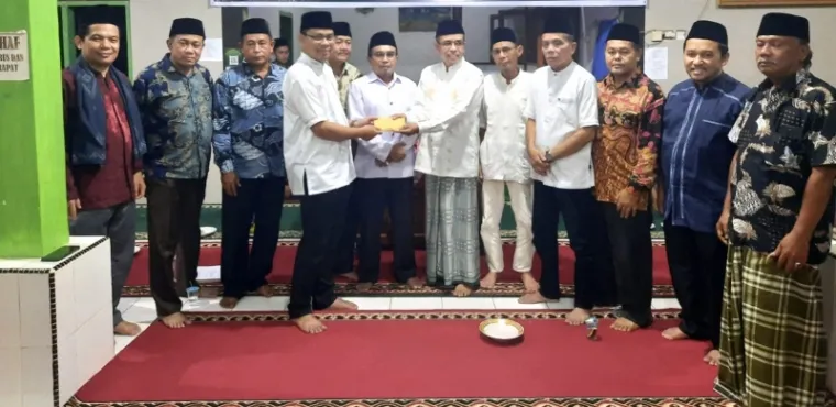 Rektor Universitas Negeri Padang (UNP) Krismadinata, Ph.D beserta rombongan melakukan kegiatan Safari Ramadhan ke Masjid Baitul Hidayah Sungai Bangek, Keluarahan Balai Gadang Kota Padang Jumat (21/3/2025). Foto: Humas UNP