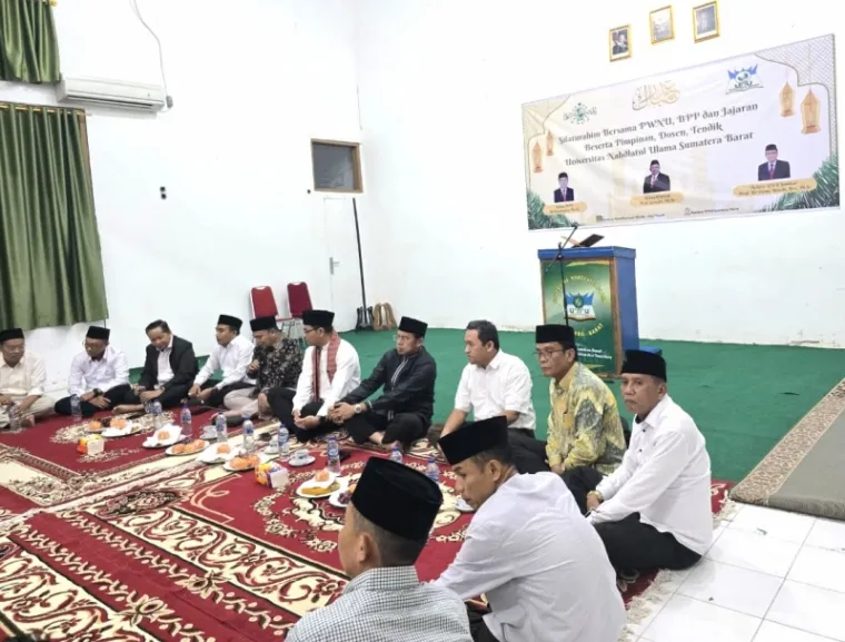 Rektor Universitas Negeri  Padang (UNP) Krismadinata, Ph.D ketika melakukan silaturrahmi Ramadhan keUniversitas Nahdlatul Ulama (UNU) Sumbar di Padang Senin (24/3/2025) bertempat di Ruang Pertemuan Kampus UNU Ulak Karang Padang. Foto: Humas UNP