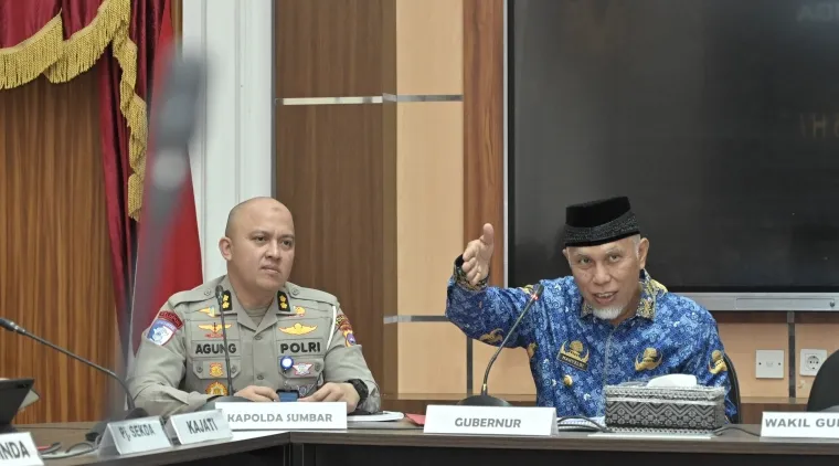 Gubernur Sumbar Mahyeldi saat memimpin Rapat Persiapan Menyambut Lebaran 1446 H bersama instansi/lembaga/OPD terkait di Istana Gubernuran, Senin (17/03/2025). Foto: Adpim Sumbar