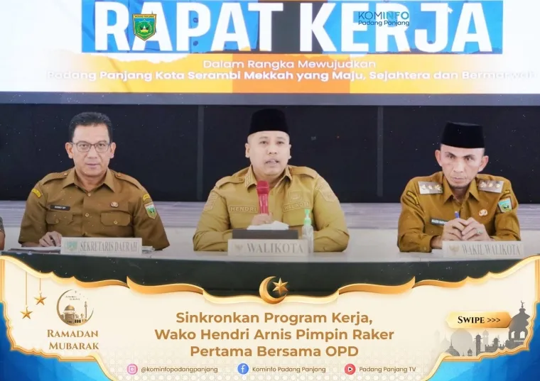 Wali Kota, Hendri Arnis didampingi Wakil Wali Kota, Allex Saputra menggelar Rapat Kerja  (Raker) pertama bersama kepala OPD, Selasa (4/3/2025). Foto: Kominfo Padang Panjang