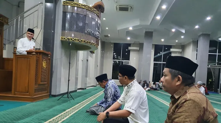 Ustaz Trinda Farhan Satria, S.T., M.T. pada Subuh Mubarak Universitas Negeri Padang bertempat di Masjid Raya Al-Azhar, Air Tawar Padang pada Jumat (28/3) pagi ini. Foto Alnedral.