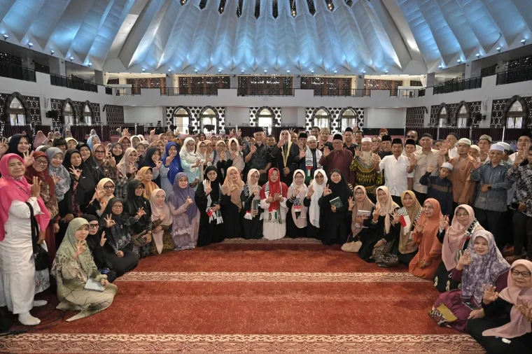 Gubernur Sumatera Barat, Mahyeldi Ansharullah ketika membuka workshop menghafal Al-Qur'an dengan metode khas Gaza di Masjid Raya Syekh Ahmad Khatib Al-Minangkabawi, Sabtu (8/3/2025). Foto: Adpim Sumbar