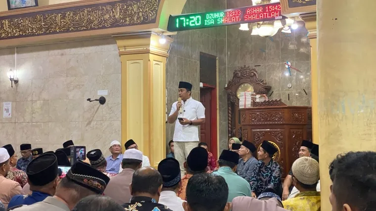 Wakil Gubernur Sumatera Barat (Sumbar), Vasko Ruseimy ketika melaksanakan agenda Safari Ramadan 1446.Foto:Adpim Sumbar