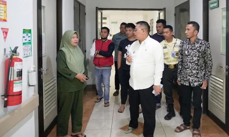 Walikota Padang Panjang Hendri Arnis dan Wakil Walikota Allex Saputra saat melakukan Inspeksi Mendadak (Sidak) ke sejumlah OPD. Foto-Foto: Kominfo Padang Panjang