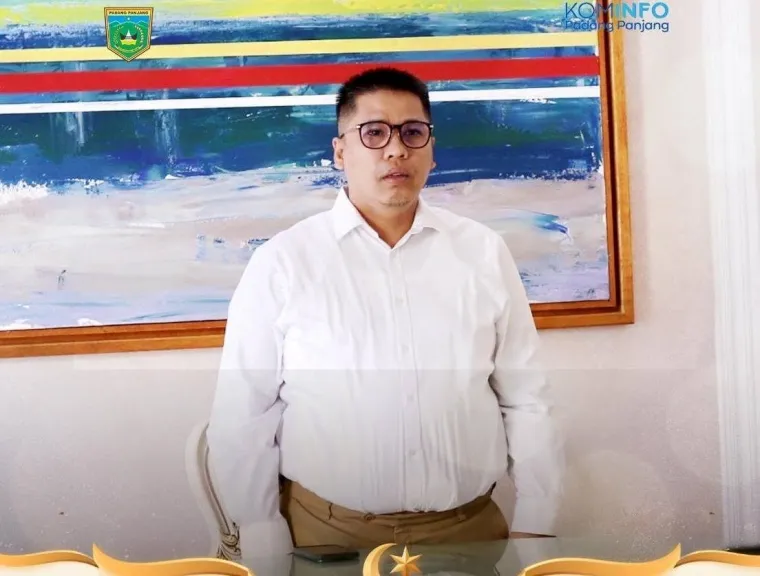 Wali Kota Padang Panjang, Hendri Arnis ketika ikuti peluncuran Indikator Indeks Pencegahan Korupsi Daerah (IPKD) secara virtual melalui Zoom Meeting, Rabu (5/3/2025) dari Rumah Dinas Wali Kota. Foto: Kominfo Padang Panjang