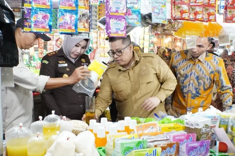 Wako Padang Panjang Hendri Arnis dan Forkopimda saat sidak di pasar.