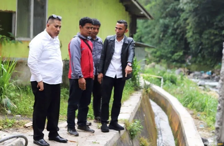 Wako dan Wawako Padang Panjang saat melihat drainase kota.