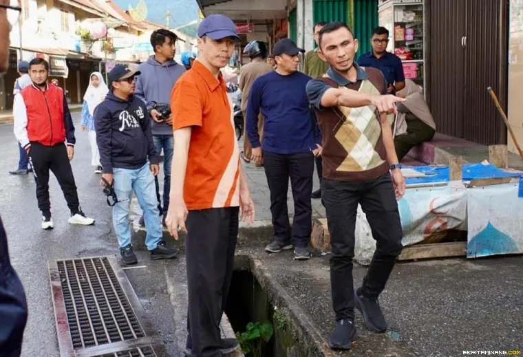 Wakil Walikota Padang Panjang Allex Saputra saat berada di lapangan.