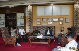 Rektor UNP Krismadinata ketika menerima Bupati Kabupaten Kepulauan Mentawai Dr. Rinto Wardana, SH dan Asisten II Pemkab Mentawai Lahmuddin Siregar di UNP, Kamis (28/3/2025) di Ruang Rektor UNP Kampus Air Tawar Padang.  Foto: Humas UNP