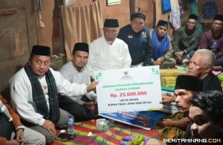 Gubernur Sumbar, Mahyeldi Ansharullah bersama Wakil Bupati Solok Candra bersantap sahur di rumah keluarga Nuraniah (57), Senin (03/03/2025) di Nagari Taratak Tangah, Kecamatan Lembah Gumanti, Kabupaten Solok. Foto:Adpim Sumbar