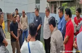 Sebelum mengizinkan, Wako Bukittinggi Ramlan Nurmatias meninjau lokasi pasar Pabukoan di kawasan Stasiun, minggu (2/3).