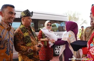 Suasana penyambutan kedatangan Wako Hendri oleh Wawako Allex, Senin (3/3/2025) di Bandara Internasional Minangkabau (BIM). Foto: Kominfo Padang Panjang