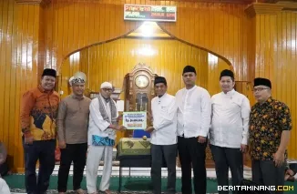 Ketua DPRD Wirman Putra Safari Ramadhan di Masjid Assa'adah Kelurahan Sawah Padang Aua Kuniang dalam rangkaian Safari Ramadan 1446 H Selasa Malam (11/3/2025)