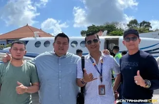 Founder Fly Bali, Harriko Fesfusi, yang akrab dengan nama udara Captain Riko bersama Tim Fly Andalas. Foto: Dok. Fly Bali