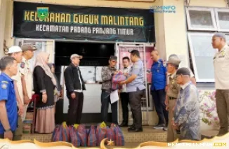 Satuan Polisi Pamong Praja dan Pemadam Kebakaran (Satpol PP Damkar) Kota Padang Panjang ketika melakukan aksi kepedulian sosial melalui Inovasi Seberkah (Setiap Bulan Berbagi kepada Sahabat) yang terlaksana sejak 2024 lalu.  Foto: Kominfo Padang Panjang