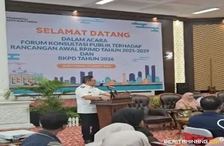 Wako Ramlan memaparkan visi dan misi Pemko Bukittinggi pada pembukaan Forum konsultasi publik terhadap rancangan awal RPJMD tahun 2025-2029 di Balairung Rumah dinas Wako, kamis (13/03)  Foto : Dok Diskominfobkt