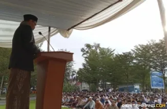 Pelaksanaan salat Idulfitri bertempat di halaman Rektorat Kampus UNP Air Tawar Padang pada Senin (31/3).  Foto dokumentasi ET.