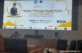 Rektor UNP Ir.Krismadinata, MT, Ph.D dalam kegiatan Rektor Menyapa Awak Media (Informasi Seputar SNPMB: SNBP, SNBT dan Mandiri UNP) di kampus UNP Air Tawar Padang, Rabu (26/3/2025). Foto: Rokcalva