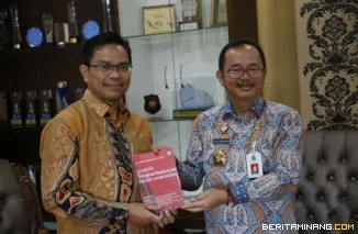 Kepala Kanwil Kumham Sumbar, Dr. Alpius Sarumaha, S.H., M.H., ketika berkunjung ke Universitas Negeri Padang (UNP), Kamis (27/2/2025) dan disambut Rektor UNP, Krismadinata, Ph.D.Foto: Humas UNP