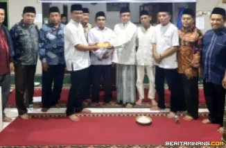 Rektor Universitas Negeri Padang (UNP) Krismadinata, Ph.D beserta rombongan melakukan kegiatan Safari Ramadhan ke Masjid Baitul Hidayah Sungai Bangek, Keluarahan Balai Gadang Kota Padang Jumat (21/3/2025). Foto: Humas UNP