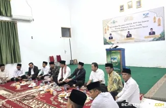 Rektor Universitas Negeri  Padang (UNP) Krismadinata, Ph.D ketika melakukan silaturrahmi Ramadhan keUniversitas Nahdlatul Ulama (UNU) Sumbar di Padang Senin (24/3/2025) bertempat di Ruang Pertemuan Kampus UNU Ulak Karang Padang. Foto: Humas UNP