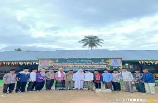 Poto bersama di depan sekolah Madrasah Tarbiyah Islamiyah (MTI) Koto Panjang, Lamposi Tigo Nagori Kota Payakumbuh,