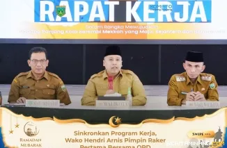 Wali Kota, Hendri Arnis didampingi Wakil Wali Kota, Allex Saputra menggelar Rapat Kerja  (Raker) pertama bersama kepala OPD, Selasa (4/3/2025). Foto: Kominfo Padang Panjang