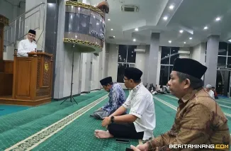 Ustaz Trinda Farhan Satria, S.T., M.T. pada Subuh Mubarak Universitas Negeri Padang bertempat di Masjid Raya Al-Azhar, Air Tawar Padang pada Jumat (28/3) pagi ini. Foto Alnedral.