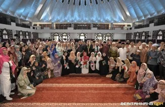 Gubernur Sumatera Barat, Mahyeldi Ansharullah ketika membuka workshop menghafal Al-Qur'an dengan metode khas Gaza di Masjid Raya Syekh Ahmad Khatib Al-Minangkabawi, Sabtu (8/3/2025). Foto: Adpim Sumbar