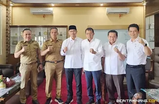 Rektor Universitas Negeri Padang, Krismadinata, Ph.D, Selasa 25 Maret 2025 ketika menerima kunjungan Asisten Bupati Kabupaten Kepulauan Mentawai. Foto: Humas UNP