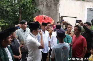 Wakil Gubernur Sumatera Barat Vasco Ruseimy, menyerahkan bantuan rumah layak huni kepada keluarga Yasman dan Elfida di Kelurahan Talang Kecamatan Payakumbuh Barat, Selasa (4/3/2025).