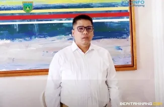 Wali Kota Padang Panjang, Hendri Arnis ketika ikuti peluncuran Indikator Indeks Pencegahan Korupsi Daerah (IPKD) secara virtual melalui Zoom Meeting, Rabu (5/3/2025) dari Rumah Dinas Wali Kota. Foto: Kominfo Padang Panjang