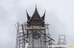 Cagar Budaya Jam Gadang Dicat