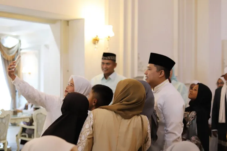 Wali Kota Padang Panjang, Hendri Arnis ketika menggelar Open House  Idulfitri 1446 H di Rumah Dinas Wali Kota, Senin (31/3/2025). Foto: Kominfo Padang Panjang