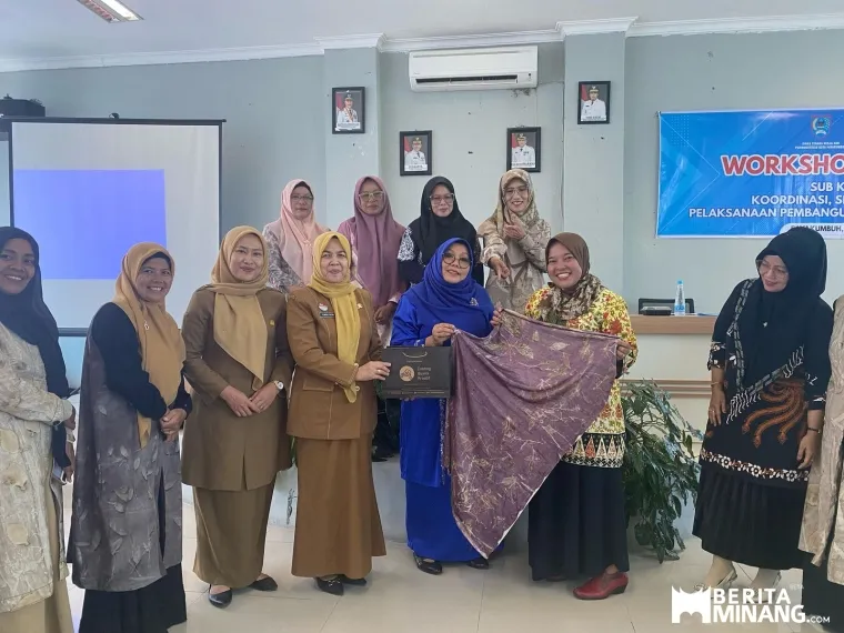 Wakil Ketua Dekranasda Kota Payakumbuh Ny. Yeni Elzadaswarman membuka pelatihan Ecoprin di Aula Disnakerperin, Selasa (22/04/2025).