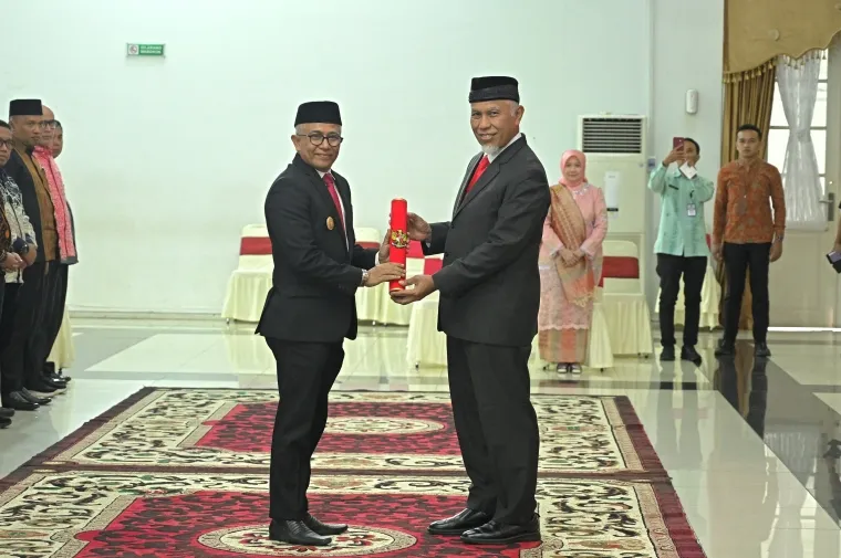 Gubernur Sumatera Barat (Sumbar), Mahyeldi Ansharullah ketika mengukuhkan Edi Dharma Syafni, M.Si sebagai Penjabat Sementara (Pjs) Bupati Pasaman pada Minggu pagi (13/4/2025) di Auditorium Gubernuran. Foto: Adpim Sumbar